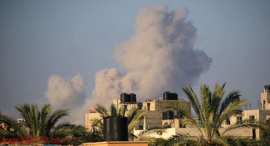 △当地时间6月11日，加沙地带中部升空浓烟。
